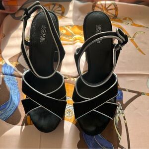 EUC Michael Kors Lexi Platform Silver Trimmed Black Suede Heel Size 8M